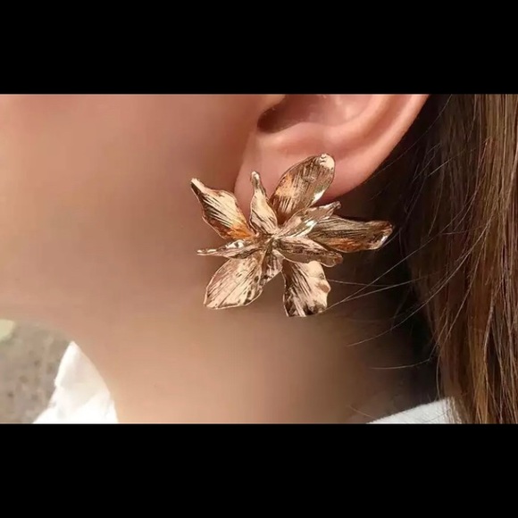 Gorgeous Gold Flower Statement earrings - Picture 3 of 6